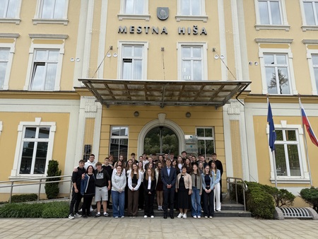 Prostovoljci SŠ in Gimnazije z mentoricama in županom dr. Tomažem Roženom 2